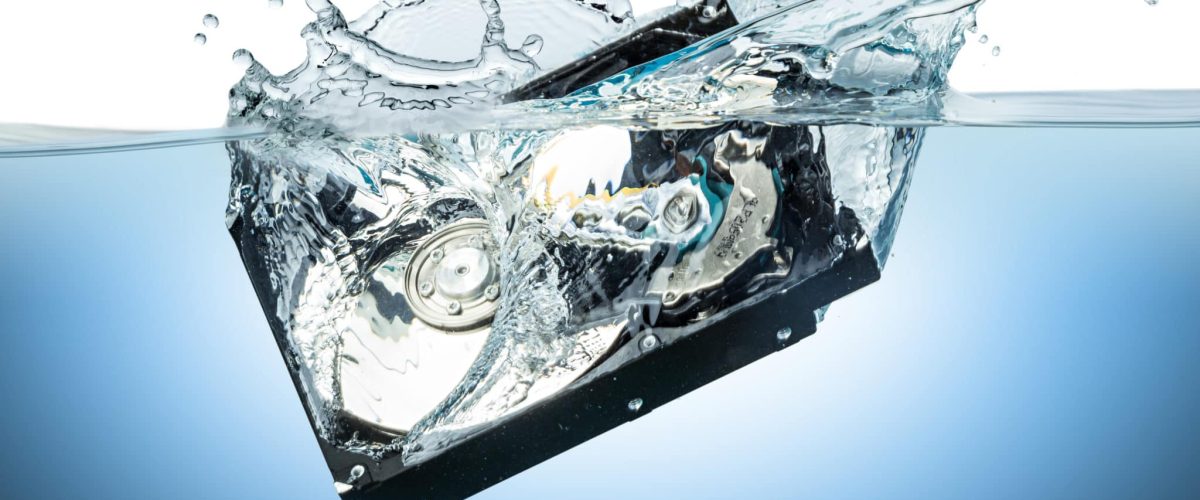 hdd hard disc drive splashing into water data rescue concept / Computer Festplatte fällt ins Wasser Datenvelust Datenrettung Konzept