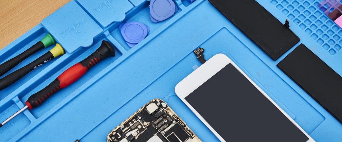 defekt smartphone with repair tool defekt smartphone with repair tool
